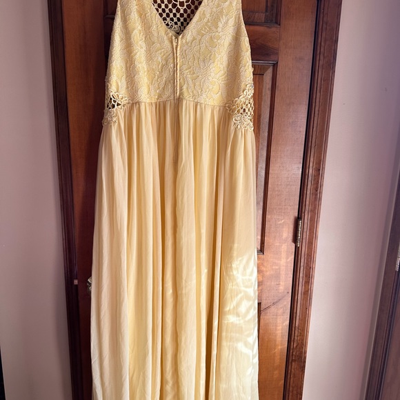 City Triangle size 21 yellow formal long dress - Picture 3 of 5